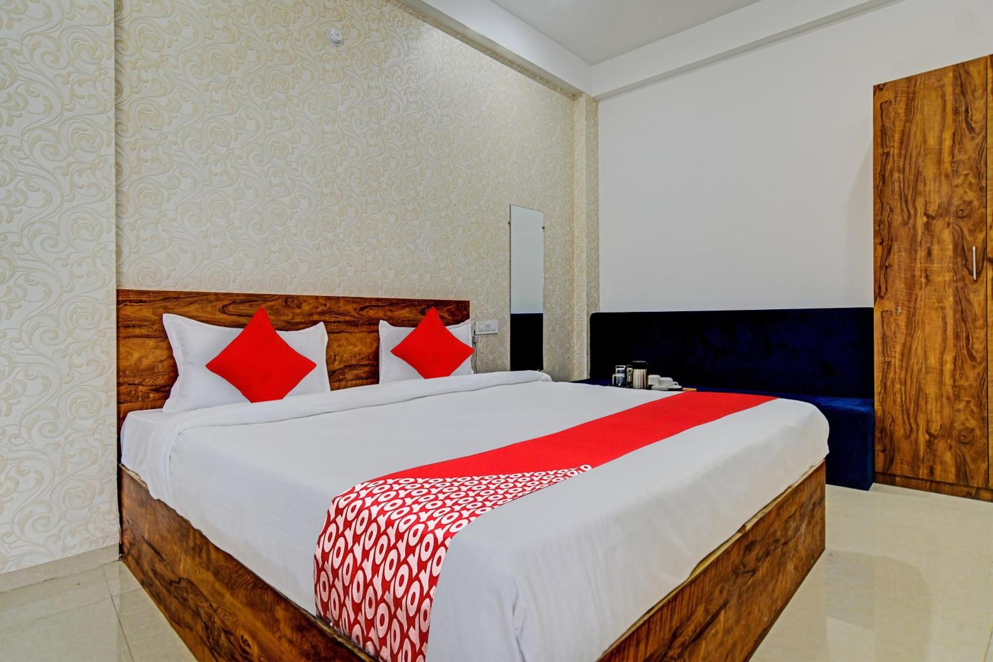 Oyo Flagship Hotel Blue Tick Indore Eksteriør billede